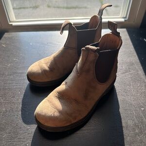 Tan nubuck Blundstone Chelsea boots
